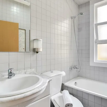 Stunning 1 Bed Apt W/decorated Int Nr Ajuda * Lisbona
